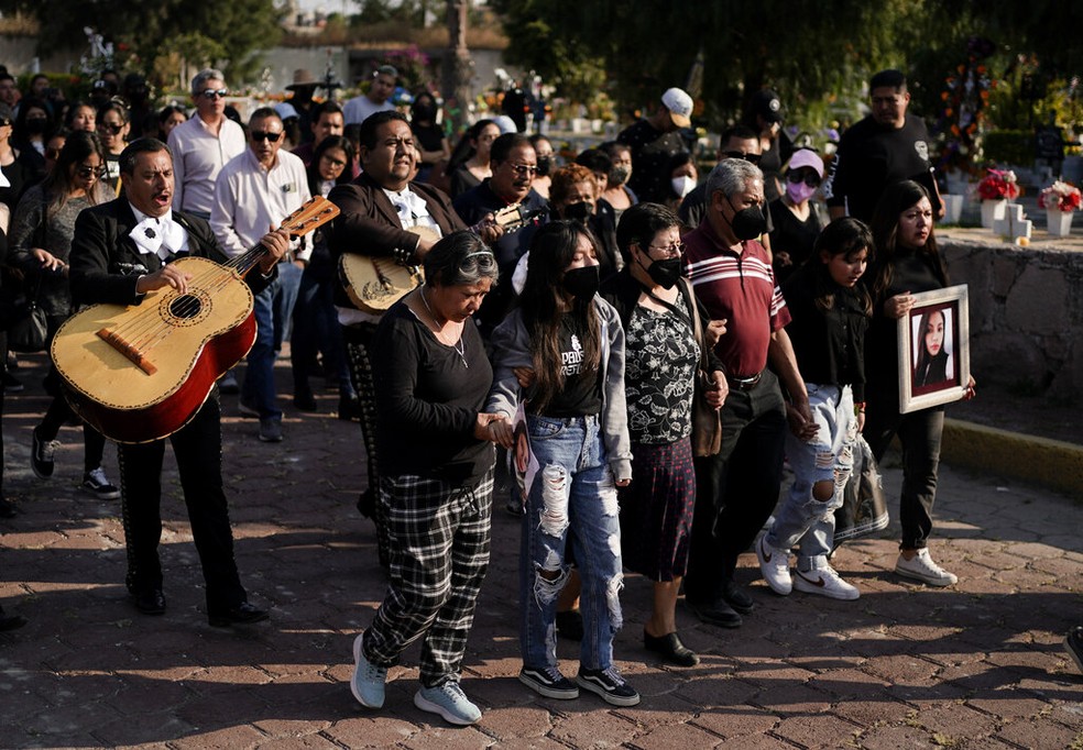 Parentes e amigos de Monica Citlalli Diaz participam de funeral de jovem, assassinada aos 30 anos no México, em 11 de novembro de 2022. — Foto: Eduardo Verdugo/ AP 