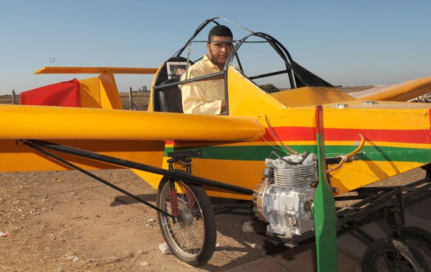 Mohamed Mahmedin exibiu nesta sexta-feira um pequeno avião que construiu em sua casa. (Foto: Abdelhak Senna/AFP)