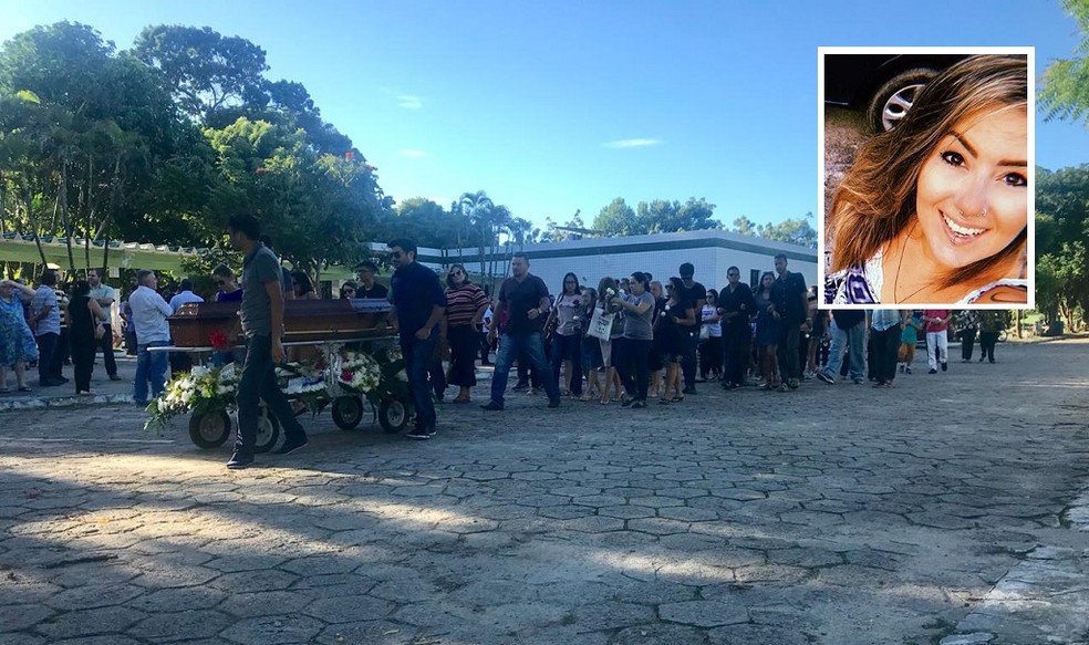 Estilista foi sepultada sob forte comoÃ§Ã£o de amigos e parentes em um cemitÃ©rio de Fortaleza.  (Foto: BÃ¡rbara Sena/TV Verdes Mares)