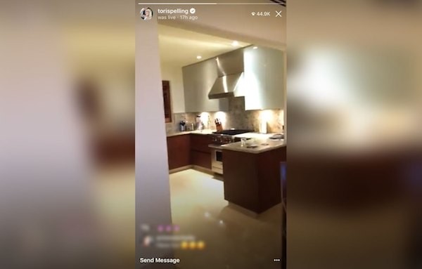 A cozinha do quarto de hotel no qual a família de Tori Spelling estava hospedada (Foto: Instagram)