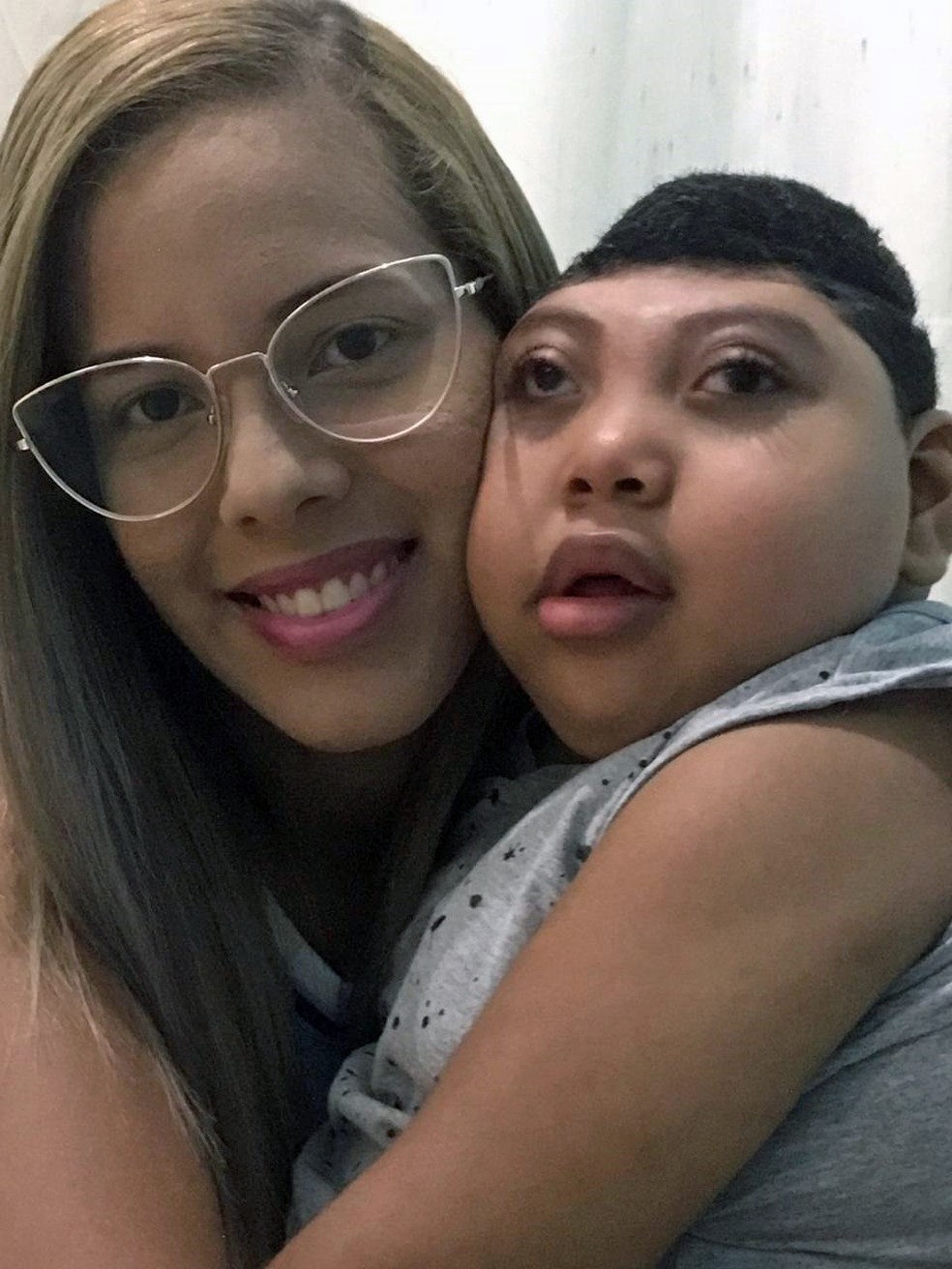 Jennifer Oliveira e o filho Kauan, de 5 anos, que tem microcefalia  — Foto: Acervo pessoal
