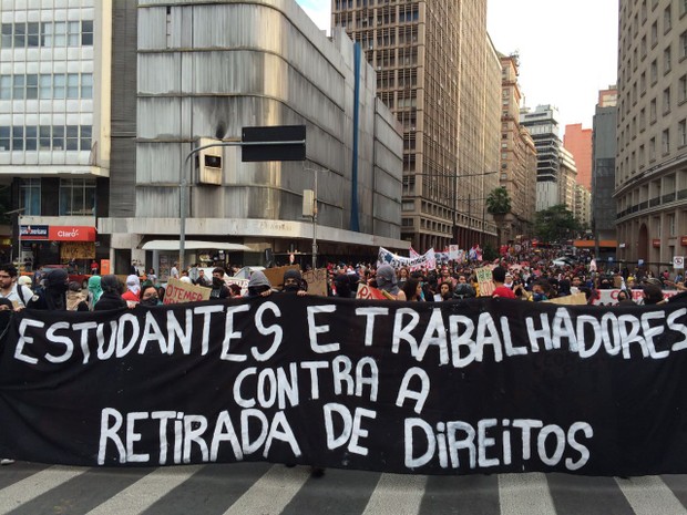 Grupo de manifestantes caminha pelas ruas do Centro de Porto Alegre (Foto: Estêvão Pires/RBS TV)
