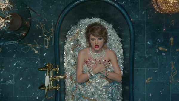 Tayor Swift tomando banho de diamamantes em seu clipe (Foto: YouTube)
