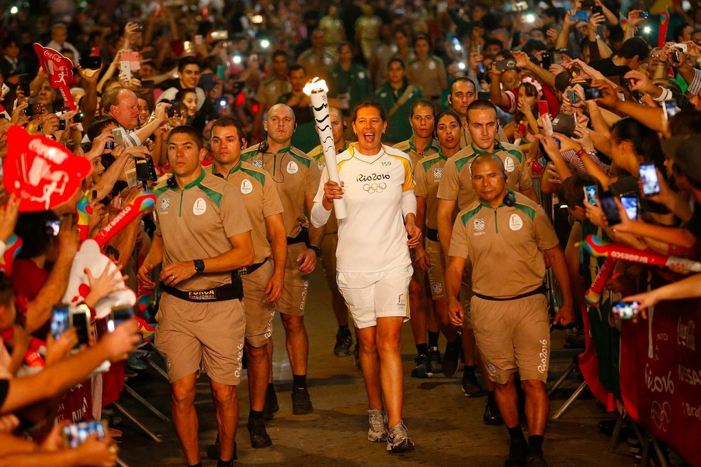 Ana Moser conduz a Tocha Olímpica — Foto: Andre Mourao/Rio2016