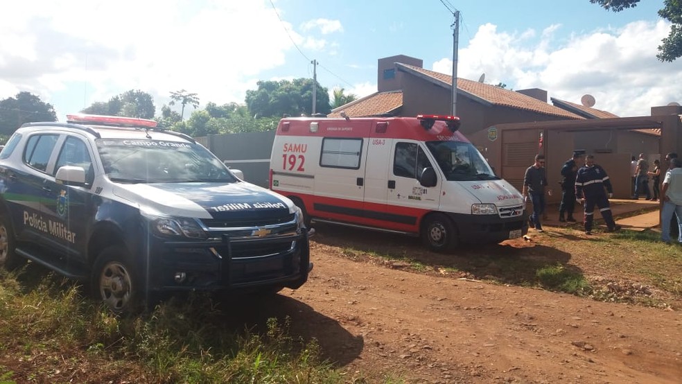 PolÃ­cia e socorro no local onde mulher morreu e homem ficou ferido em MS (Foto: Ricardo Freitas/G1 MS)