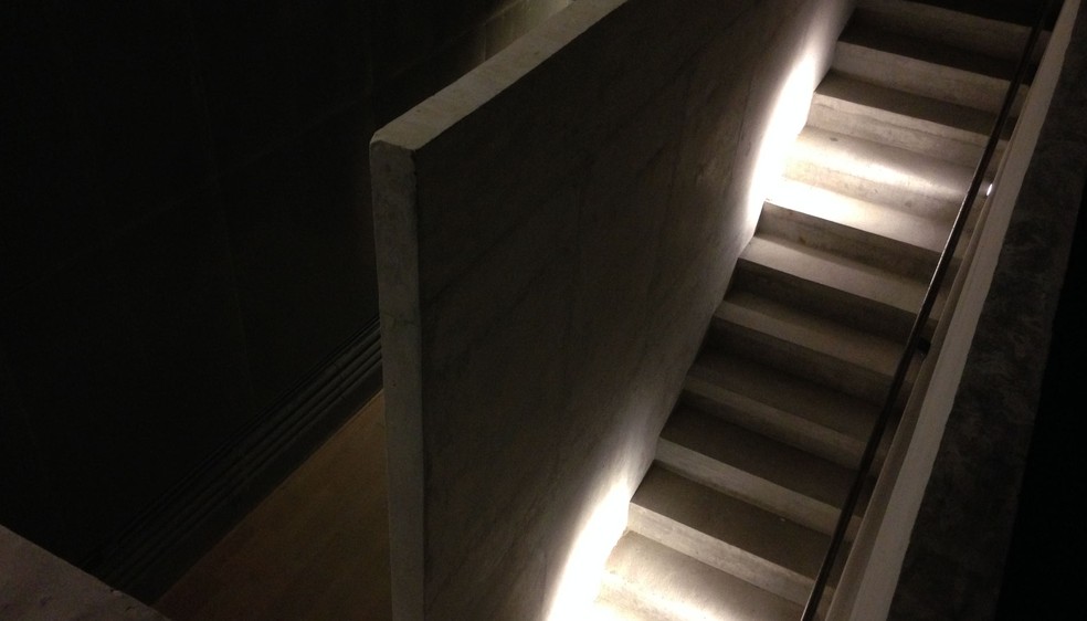 Escadaria que dá acesso ao teatro no subsolo do Sesc 24 de Maio (Foto: Glauco Araújo/G1)