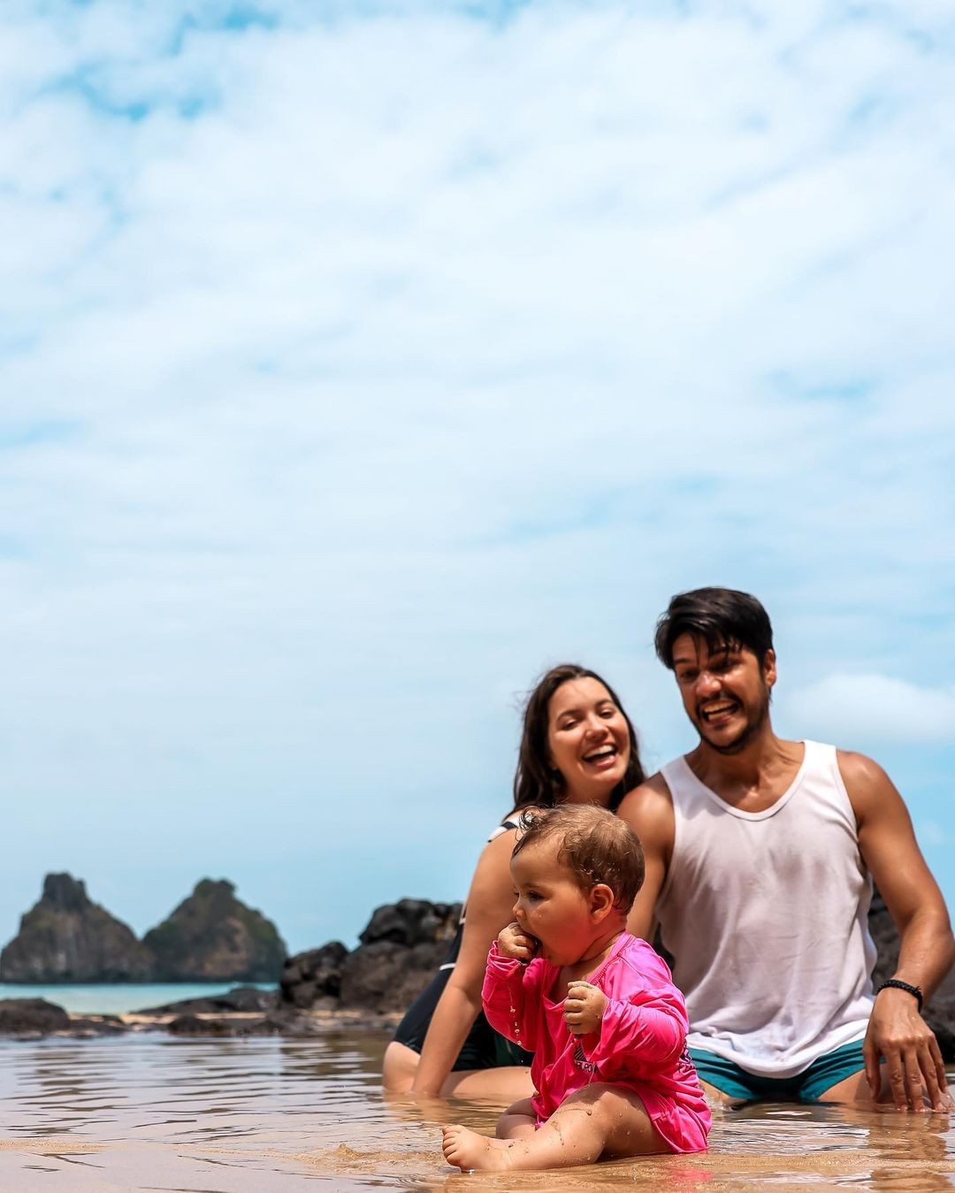 Nathalia Dill com o marido e a filha na praia (Foto: Reprodução/Instagram)