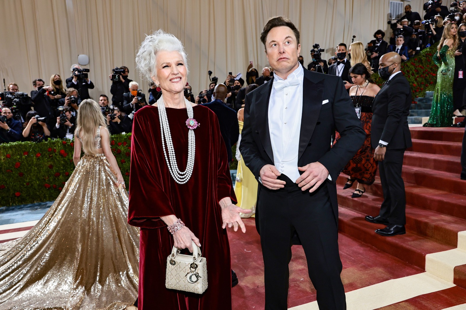 De vermelho e muito sorridente, Maye Musk, mãe do homem mais rico do mundo, mostrou-se mais uma vez muito elegante ao acompanhar Elon Musk ao Metropolitan Museum of ArtAFP/2-5-22