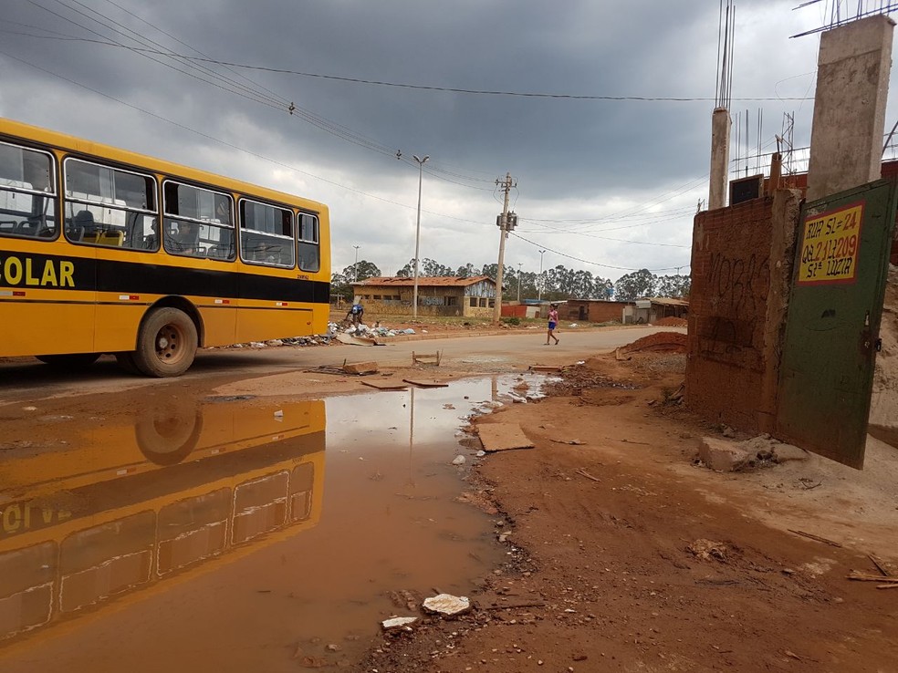 Ônibus passa por perto de poça d'água em Brasília (Foto: Marina Oliveira/G1)