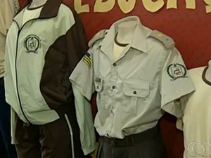 Conjunto completo de uniformes exigido pela PM custa cerca de R$ 500 (Foto: Reprodução/TV Anhanguera)