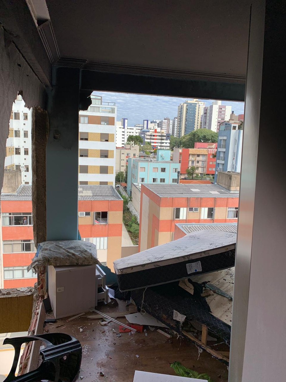 As paredes do apartamento que explodiu desabaram com o impacto — Foto: Arquivo Pessoal