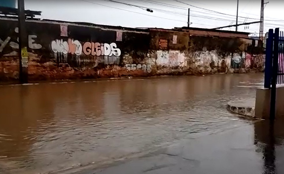 Chuva alagou a rua rua principal de Jaguaripe 1, no bairro de Cajazeiras, em Salvador, na &uacute;ltima quinta-feira &mdash; Foto: Redes Sociais
