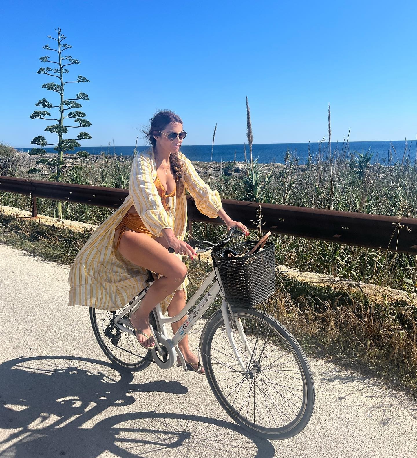 Patrícia Poeta curte passeio de bike de maiô (Foto: reprodução/ Instagram)