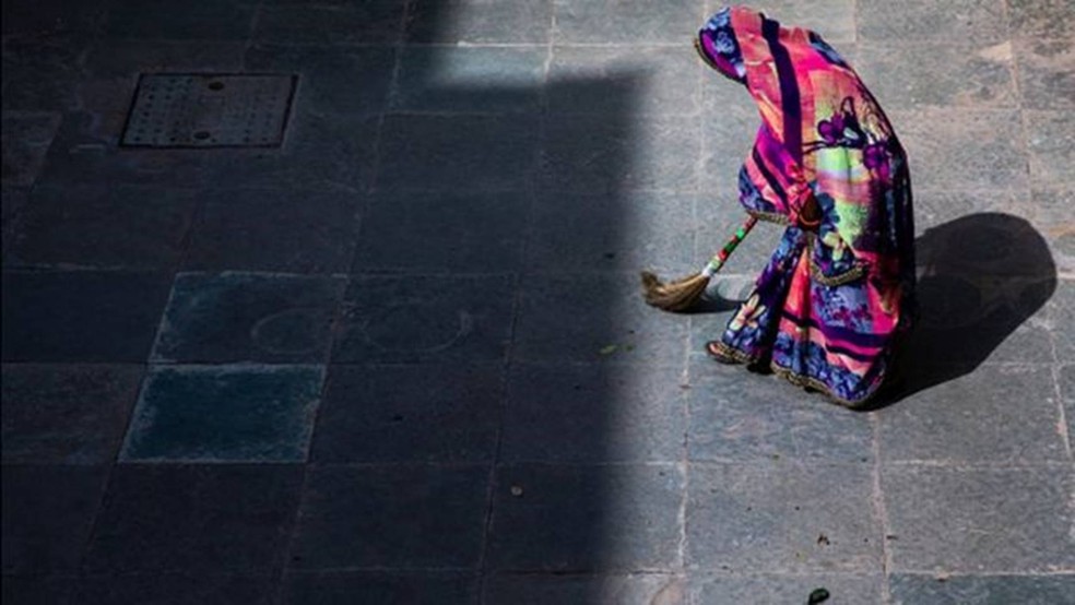 Mulheres e meninas indianas realizam mais de três bilhões de horas de trabalho não remunerado diariamente. — Foto: Getty Images via BBC