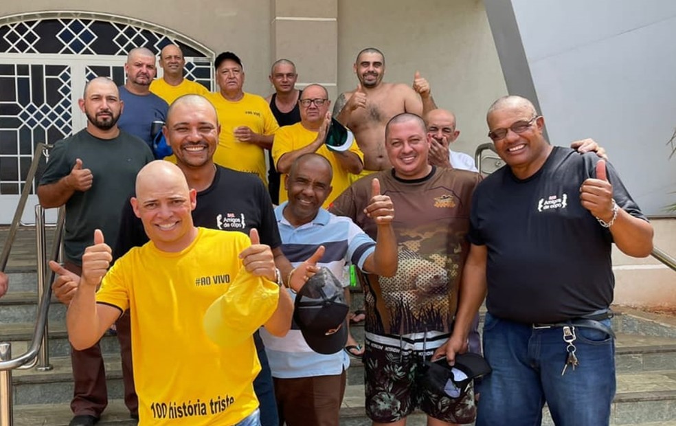 Amigos se mobilizam e raspam a cabeça em homenagem a homem diagnosticado com câncer em Tanabi (SP) — Foto: Arquivo Pessoal