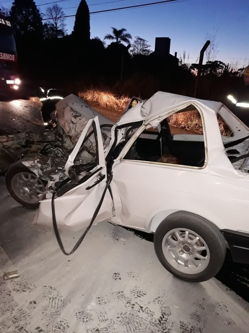 Carro ficou totalmente destruído após colisão frontal — Foto: PMRv/ Divulgação