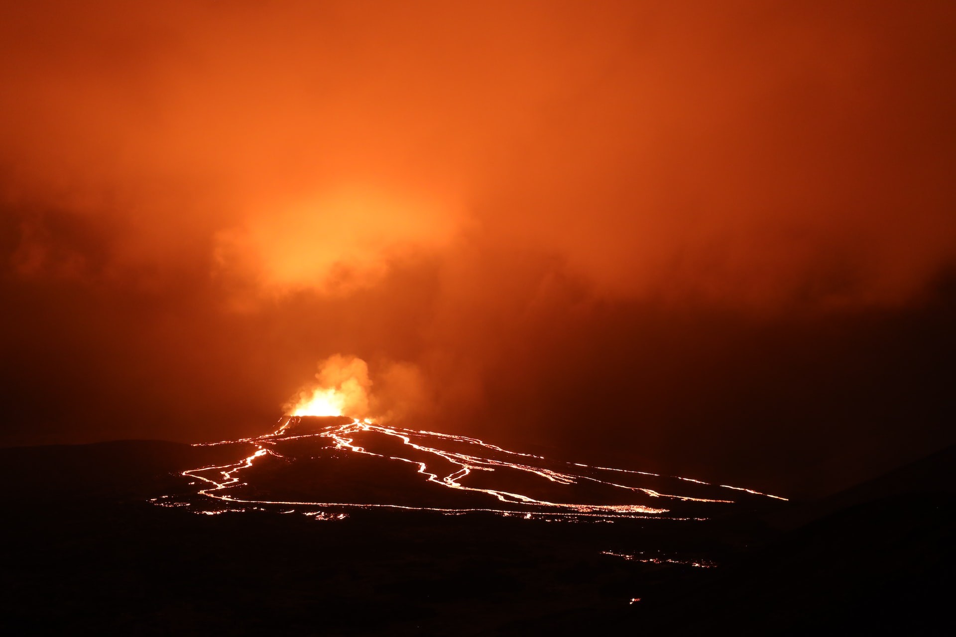Erupções vulcânicas podem ser o principal fator de extinções em massa no planeta (Foto: Toby Elliott/Unsplash)