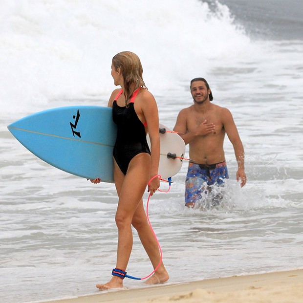 Isabella Santoni e Caio Vaz na praia de Ipanema (Foto: Agnews)