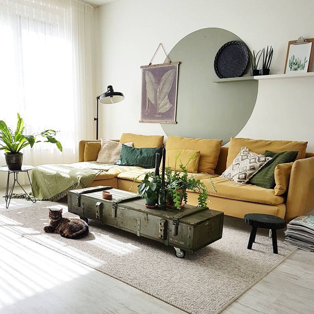 Décor do dia: sala com sofá amarelo e muitas plantas (Foto: reprodução)