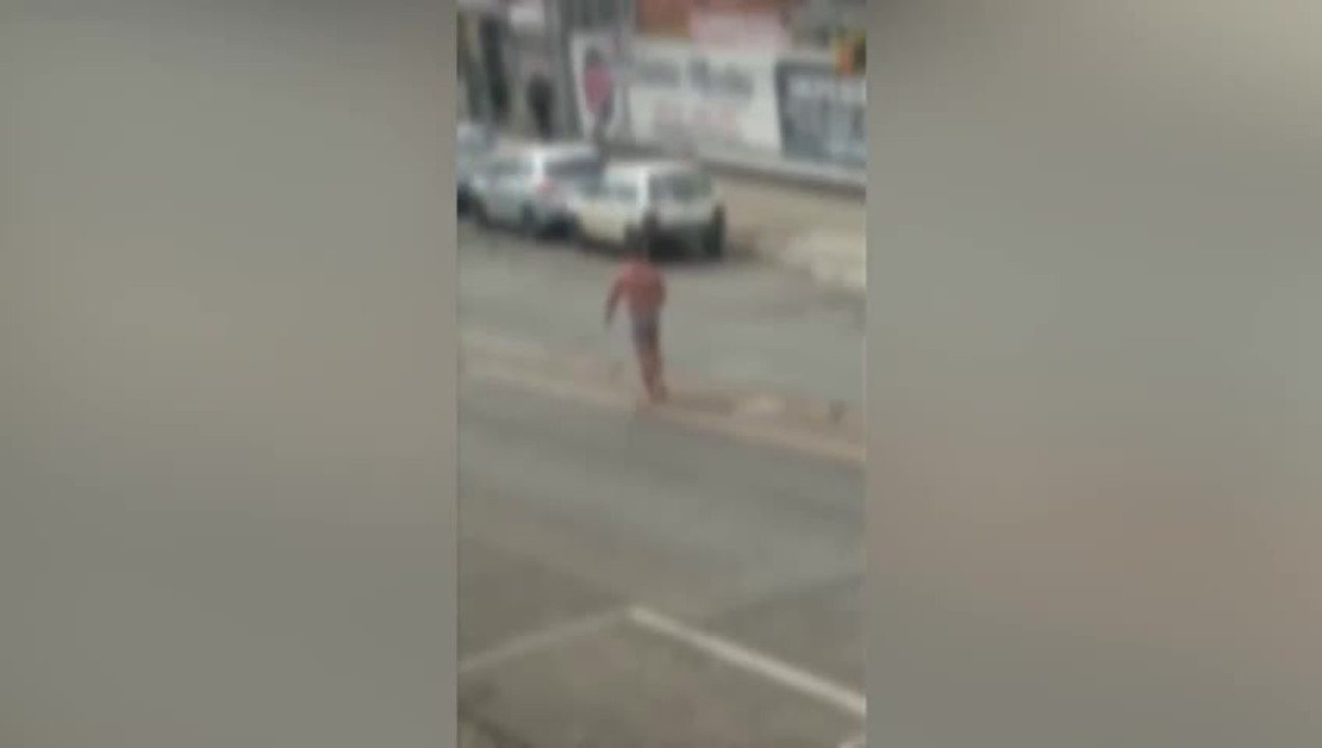 Homem caminha só de cueca na rua e acaba preso por tráfico de drogas em ...