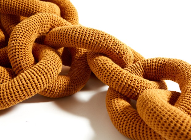 Entre os trabalhos favoritos de Regina estão os adornos criados através de cordas que desenvolveu em crochê (Foto: Divulgação)