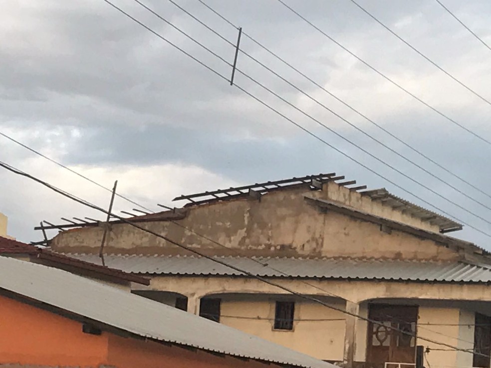 Muitas casas tiveram seus telhados arrancados pela força dos ventos (Foto: Arney Barreto/Arquivo Pessoal)