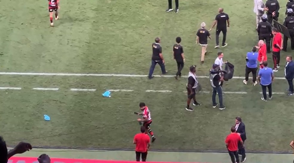 Gabigol com celular &mdash; Foto: Let&iacute;cia Marques/ge