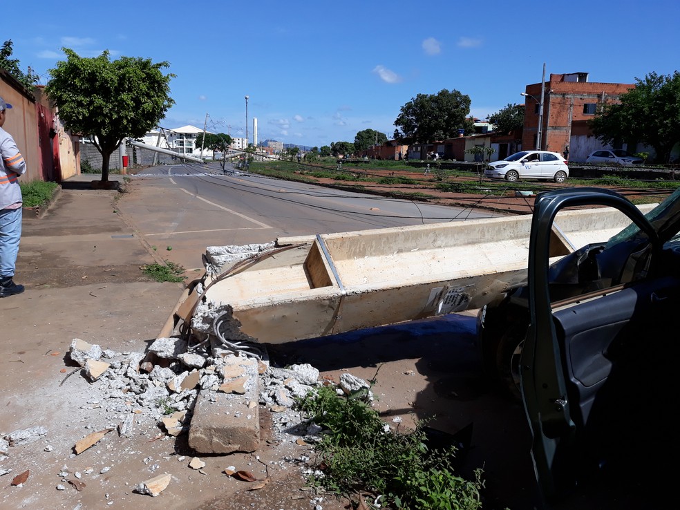 Com o impacto no primeiro poste, outros dois tambÃ©m caÃ­ram â Foto: Ricardo GuimarÃ£es/G1