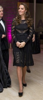23 de outubro de 2014 - Nos primeiros meses de gravidez, Kate exibiu a silhueta neste vestido preto da grife Temperley. Avaliado em R$ 2.385, o modelo caiu bem aos 13 semanas de gestação.