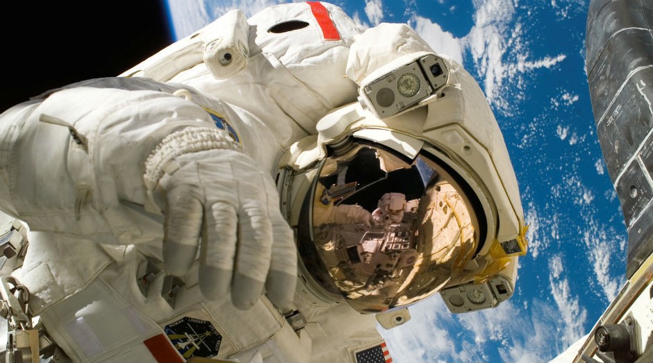 Sistema deveria ser capaz de recolher e afastar dejetos líquidos e sólidos enquanto astronautas estão com trajes espaciais num ambiente de microgravidade (Foto: Pexels)