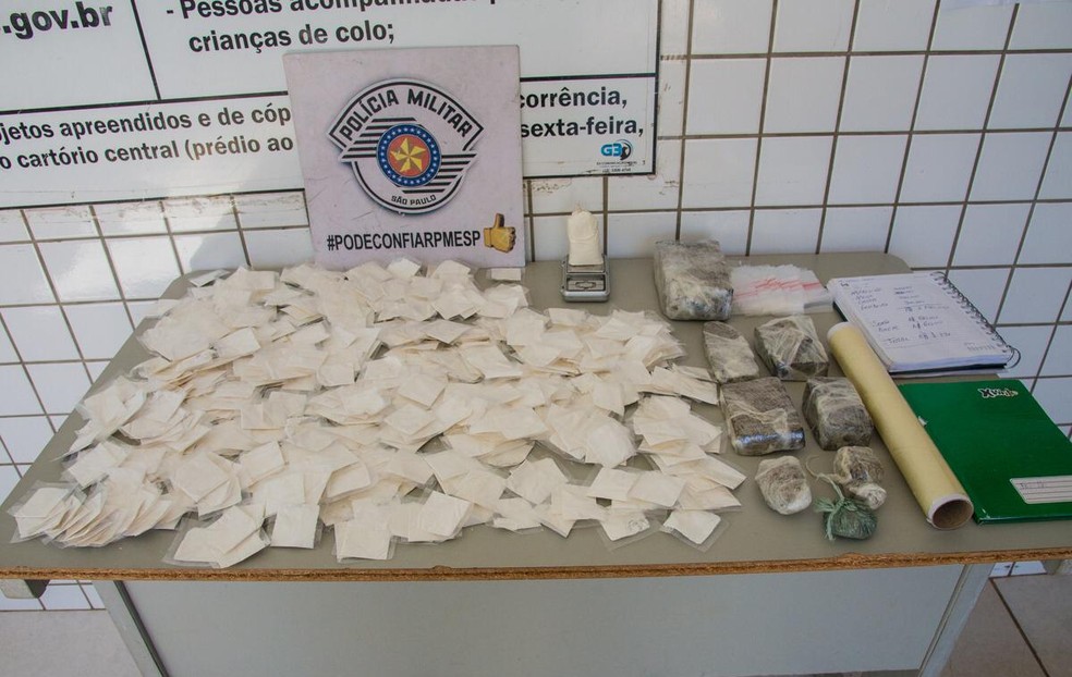 Por&ccedil;&otilde;es de coca&iacute;na, maconha, anota&ccedil;&otilde;es e embalagens foram apreendidos em a&ccedil;&atilde;o da pol&iacute;cia em Tatu&iacute; (SP) &mdash; Foto: Pol&iacute;cia Militar/Divulga&ccedil;&atilde;o