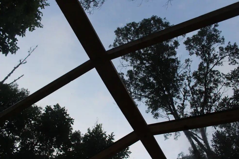 Teto de vidro permite vista para o céu — Foto: Airbnb/ Reprodução 