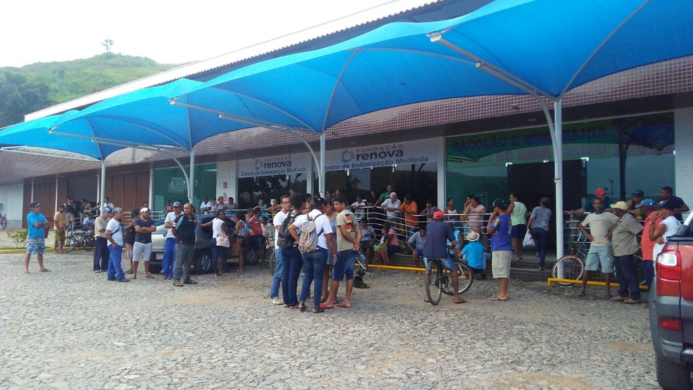 Protesto foi na porta do escritório da Fundação Renova (Foto: Patrícia Belo/ G1)