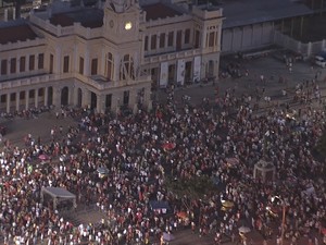 Manifestantes fazem ato a favor da democracia em Belo Horizonte nesta quinta-feira (31) (Foto: Reprodução/TV Globo)