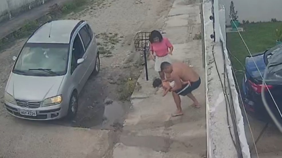 Mãe com bebê engasgado procura vizinho policial, que salva criança em Horizonte, no Ceará — Foto: Reprodução