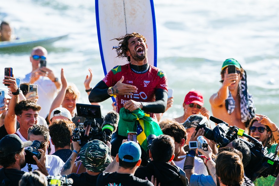 João Chumbinho vence a etapa de Portugal e se firma de vez no Circuito Mundial de Surfe