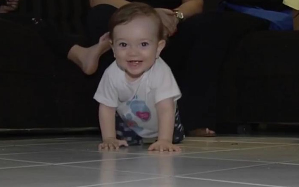 Bebê que fez cirurgia nos EUA consegue andar e até correr, em Goiânia — Foto: Reprodução/TV Anhanguera