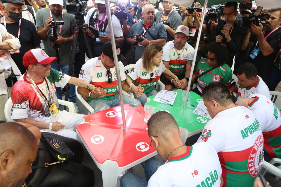 Integrantes da Mocidade Alegre acompanham apuração no Anhembi — Foto: Celso Tavares/g1