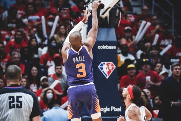Chris Paul no último jogo do Phoenix Suns contra o New Orleans Pelicans (Foto: Reprodução/Twitter)