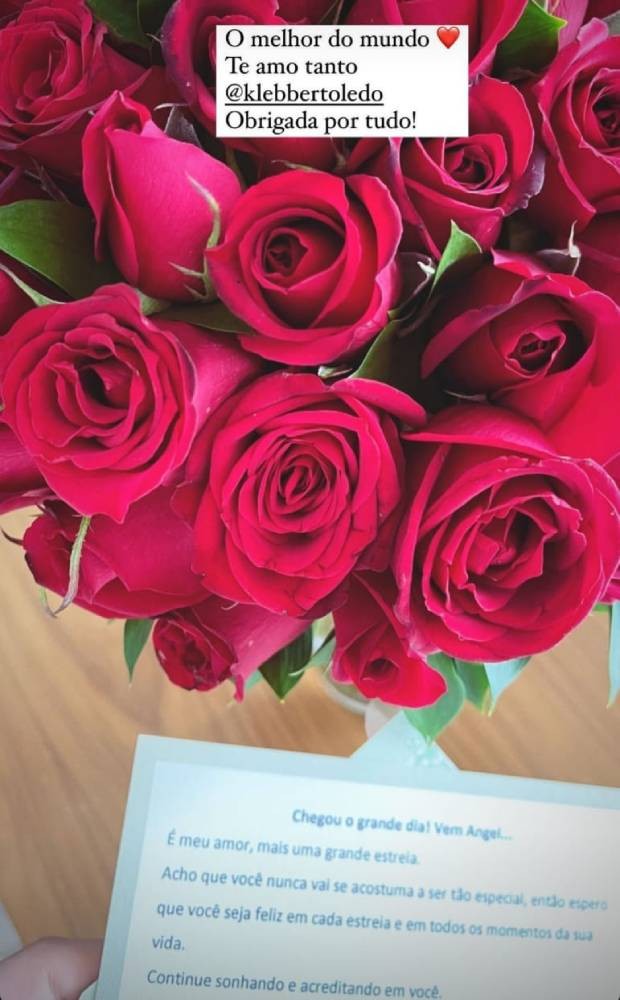 Klebber Toledo presenteia Camila Queiroz com flores (Foto: Reprodução/Instagram)