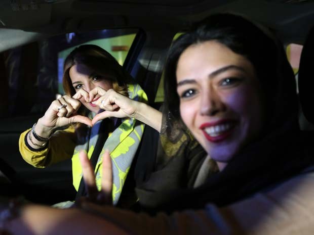 Meninas comemoram o acordo sobre o programa nuclear do Irã nesta terça-feira na capital Teerã (Foto: AFP PHOTO / ATTA KENARE)