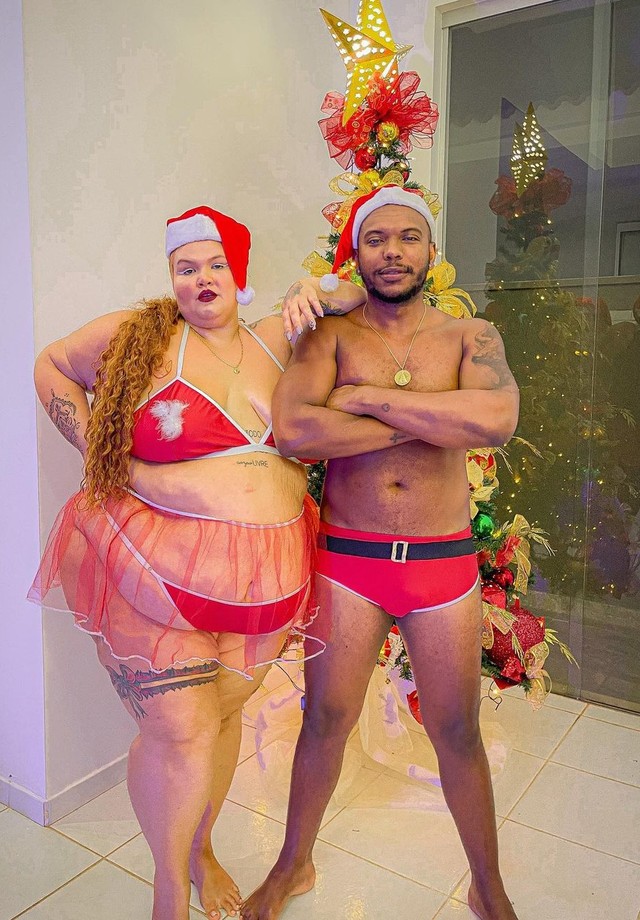 Thais Carla E O Marido Se Fantasiam De Mamãe E Papai Noel Com Roupas De Sexyshop Veja Vogue 8854