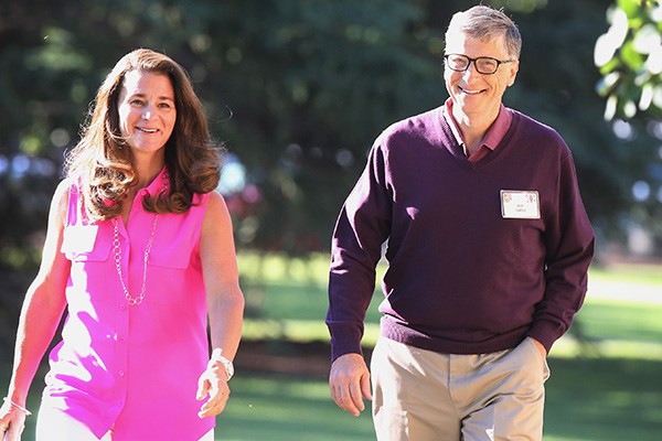 Bill e Melinda Gates são um dos casais mais ricos do planeta, mas não deixam esse fato lhes subir à cabeça. Juntos, eles criaram a Fundação Bill e Melinda Gates, que cuida de vários projetos sociais e ambientais de importância ao redor do mundo. Estima-se (Foto: Getty Images)