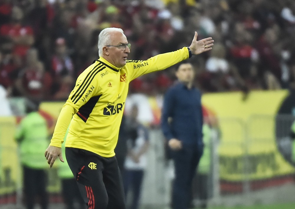 Duelo à beira do campo: Dorival e Diniz fazem disputa à parte em Flamengo x Fluminense