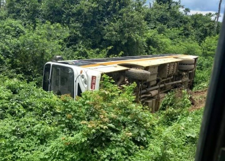 Ônibus escolar tomba e deixa alunos feridos em Sobral, no Ceará