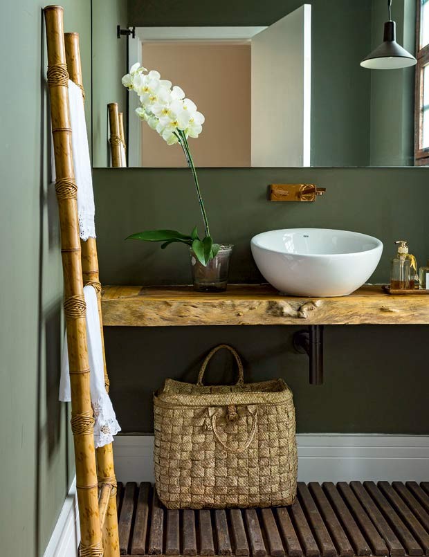 lavabo-orquidea-verde-madeira Projeto da designer de interiores Tota Penteado (Foto: Edu Castello/Editora Globo)