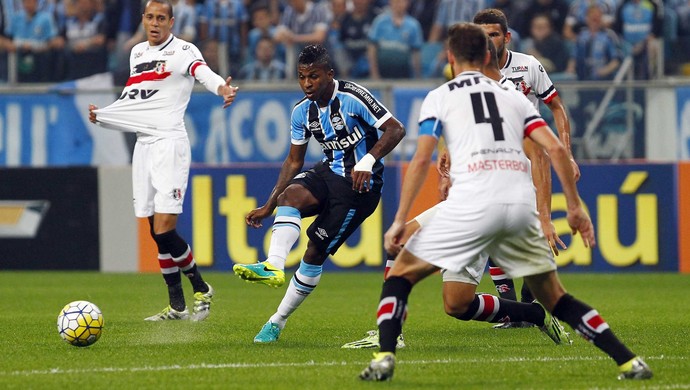 Grêmio estanca problemas na defesa, mas vê fonte de gols secar com trocas