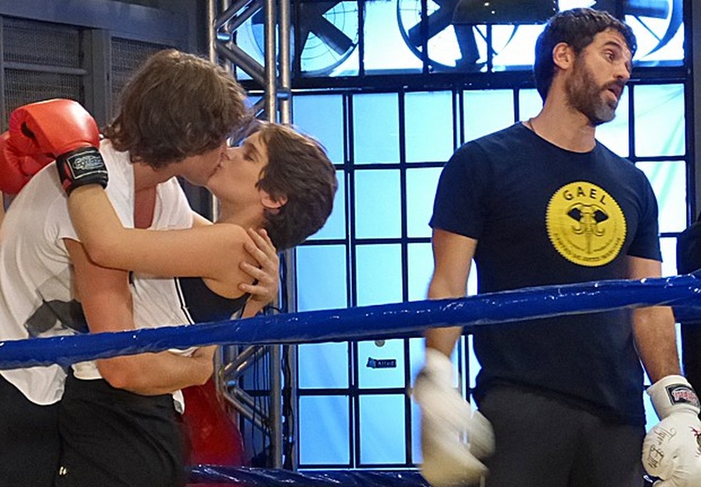 Karina (Isabella Santoni) agradece a surpresa e dá beijão em Pedro (Rafael Vitti) - 'Malhação Sonhos' — Foto: Globo