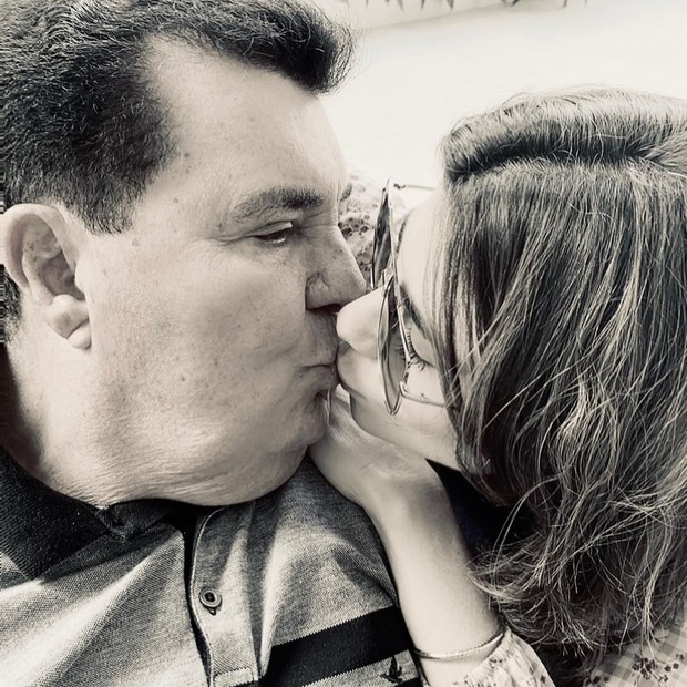 Julianne Trevisol com o pai, Paulo César de Almeida, que morreu em julho (Foto: Reprodução/Instagram)