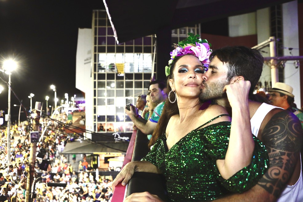 Ivete Sangalo durante o carnaval de Salvador de 2020 com Daniel Cady. — Foto: Rafa Mattei / Divulgação
